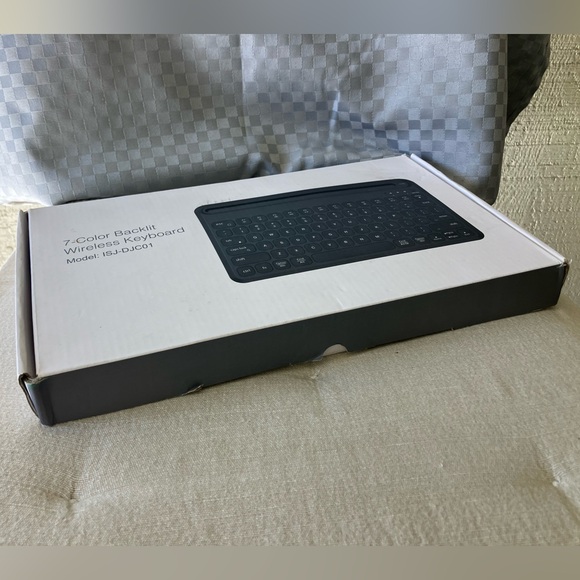 Multi-Device Backlit Bluetooth Keyboard for Tablets Phones Computers - Picture 2 of 5